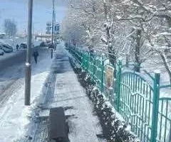 Удалением снежных масс с внутридворовых проездов и тротуаров занимаются службы в Петропавловске-Камчатском