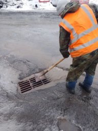Работы по отводу талых вод с городских магистралей проводят в Петропавловске-Камчатском 0