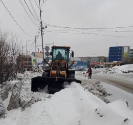Расчистка тротуаров и пешеходных зон от снежных наносов и наледи продолжается в Петропавловске-Камчатском 2
