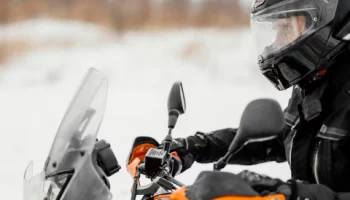 Пропавший на Мутновском вулкане снегоходчик найден, сообщил глава МЧС Камчатки