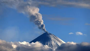 Вулкан Ключевской произвел мощный пепловый выброс на Камчатке