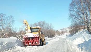 Расчистка и обработка проезжих частей пескосоляной смесью продолжаются в Петропавловске-Камчатском