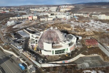 На строящемся камчатском театре кукол на Камчатке начали монтаж стеклянного купола 2