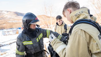 В специальной теплодымокамере примерили на себя роль пожарных школьники Камчатки В специальной теплодымокамере примерили на себя роль пожарных школьники Камчатки