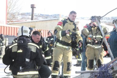 На Камчатке пожарные тренировались тушить возгорание на рыболовецком судне 2