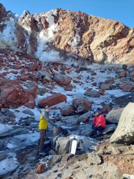 Ученые поднялись к новому куполу вулкана Шивелуч, чтобы изучить лаву и кратерные озера на Камчатке 0