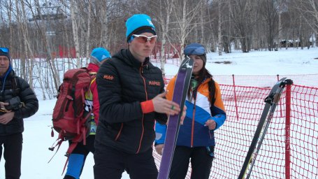 Через туман пробирались спортсмены по ски-альпинизму в вертикальной гонке на 3-ем этапе Кубка России 16