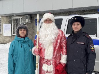 В рамках Всероссийской акции &laquo;Полицейский Дед Мороз&raquo; сотрудники поздравили ребят в Петропавловске-Камчатском 1