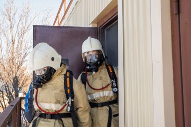 В специальной теплодымокамере примерили на себя роль пожарных школьники Камчатки 8