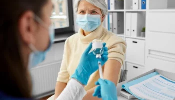 Врачи настаивают на необходимости вакцинации среди взрослых