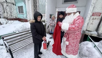 В рамках Всероссийской акции &laquo;Полицейский Дед Мороз&raquo; сотрудники поздравили ребят в Петропавловске-Камчатском