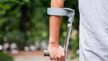 За бездействие учителя, оставившего первоклассника с переломом без помощи, оштрафована школа на Камчатке