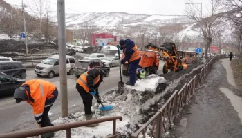 Дорожные службы продолжают работы по содержанию городских территорий в Петропавловске-Камчатском