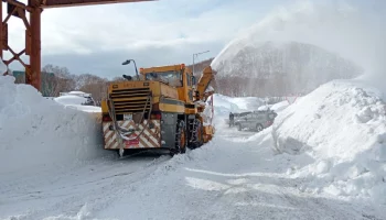 Коммунальные службы продолжают бороться со снегом и льдом в Петропавловске-Камчатском