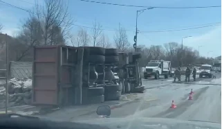 Последствия опрокидывания &laquo;КамАЗа&raquo; устраняли спасатели на Камчатке