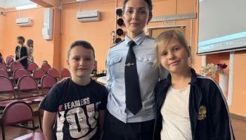 Школьников обучают безопасности на дорогах сотрудники ГИБДД Камчатки Школьников обучают безопасности на дорогах сотрудники ГИБДД Камчатки