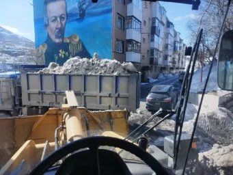 Бригады ручного труда приступили к уборке песка с проезжей части в Петропавловске-Камчатском 7