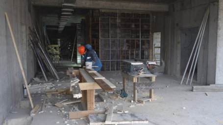 Рабочие приступили к отделке здания корпуса школы в Елизово на Камчатке 0
