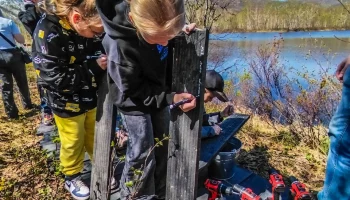 Камчатские школьники приняли участие в строительстве экотропы в парке Ойкумена