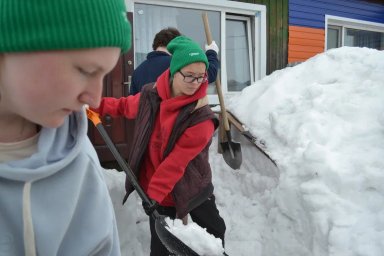 Бойцы кололи дрова, расчищали снег, помогали по хозяйству: не оскудела героями земля Камчатская 5
