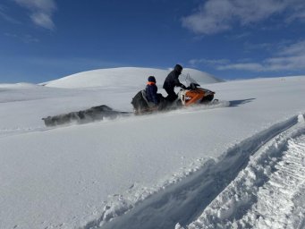 Ведомственный флаг развернули на вершине Ключевской сопки спасатели Камчатского края 13
