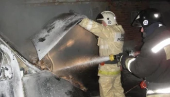 В столице Камчатки огонь с горящей  Honda CR-V повредил еще две стоящих рядом машины