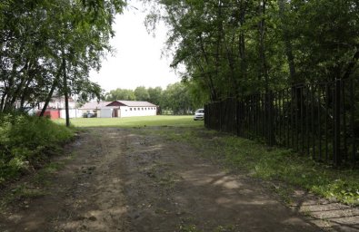 Территорию лыжно-прокатной базы огородили забором в Елизово на Камчатке 2