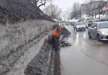 Работы по отводу талых вод с городских магистралей проводят в Петропавловске-Камчатском 10