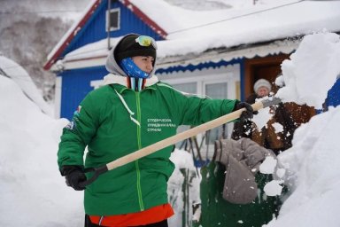 Справиться с последствиями циклона жителям помогают волонтеры Камчатки 5