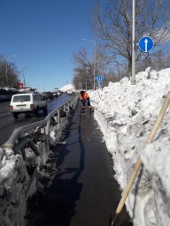 Продолжаются работы по расчистке тротуаров вдоль магистральных дорог в Петропавловске-Камчатском 1