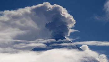 Спасатели Камчатки рекомендуют воздержаться от посещения вулкана Ключевской, а также его окрестностей