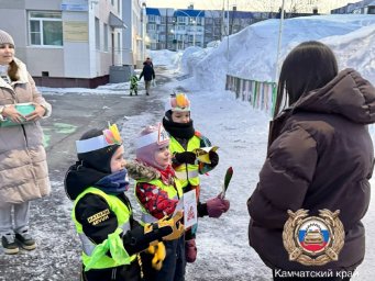 Поздравили мам с 8 Марта и напомнили о ПДД автоинспекторы и школьники на Камчатке 7