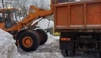 Расширением проезжей части и устранением снежного наката занимались сегодня службы в Петропавловске-Камчатском