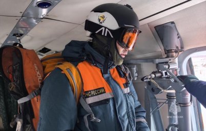 Беспарашютные спуски с вертолета отработали спасатели МЧС России на Камчатке 3