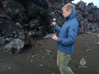 Наиболее активные вулканы обследовали ученые и сотрудники МЧС на Камчатке 2