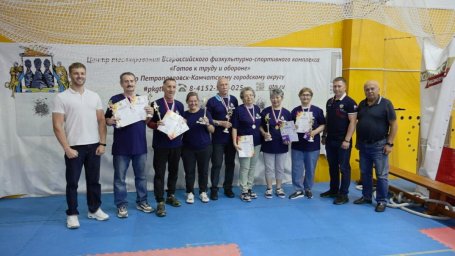 Активных представителей «серебряного» возраста наградили фитнес-браслетами на Камчатке 3
