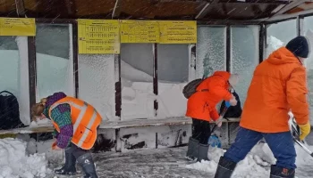 Комплексную расчистку на основных магистралях и внутренних проездах продолжают вести городские службы Петропавловска-Камчатского