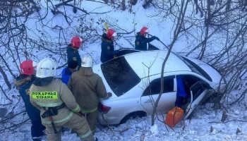 Спасатели деблокировали из автомобиля улетевшего в кювет водителя на Камчатке Спасатели деблокировали из автомобиля улетевшего в кювет водителя на Камчатке