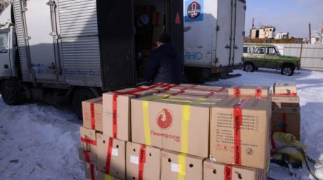 Погрузка продовольствия на судно «Василий Завойко» идет в Петропавловске-Камчатском 4