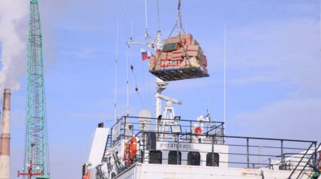 Погрузка продовольствия на судно «Василий Завойко» идет в Петропавловске-Камчатском 5