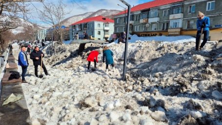 Сезонные работы по содержанию улично-дорожной сети проходят в столице Камчатки 15