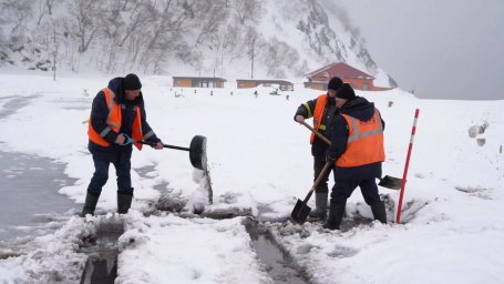 От воды и шуги после циклона расчищают дороги Петропавловска-Камчатского 4