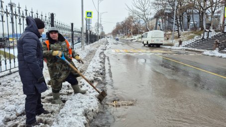 Дорожные службы в ночную смену продолжат работу по ликвидации последствий циклона в Петропавловске-Камчатском 5