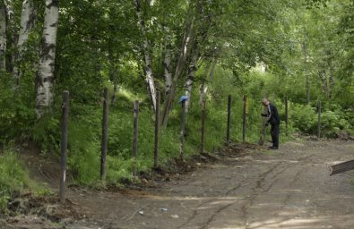 Территорию лыжно-прокатной базы огородили забором в Елизово на Камчатке 4