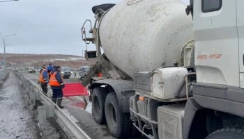 Работы по устранению дефектов дорожного покрытия продолжаются на трассе в Петропавловске-Камчатском