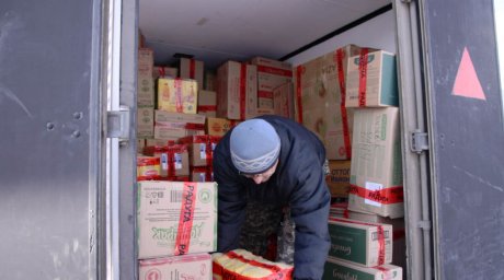 Погрузка продовольствия на судно «Василий Завойко» идет в Петропавловске-Камчатском 1