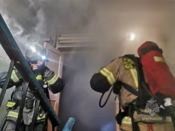 В Петропавловске-Камчатском пожарные спасли из задымлённого здания более 40 человек 0
