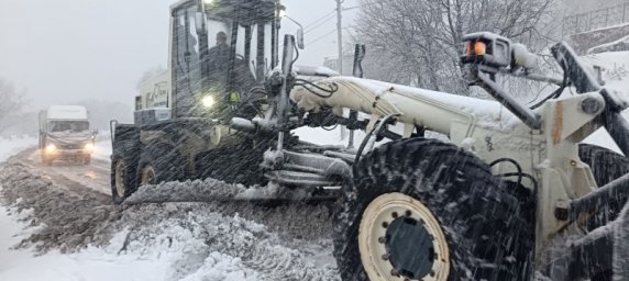 Дорожники работают над ликвидацией последствий мощного циклона в Петропавловске-Камчатском 2