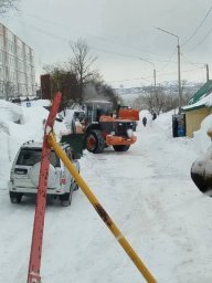 Подрядные организации ведут расчистку внутриквартальных проездов и придомовых территорий в Петропавловске-Камчатском 7