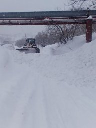 Коммунальные бригады сосредоточены на очистке внутриквартальных проездов и территорий у домов в Петропавловске-Камчатском 6